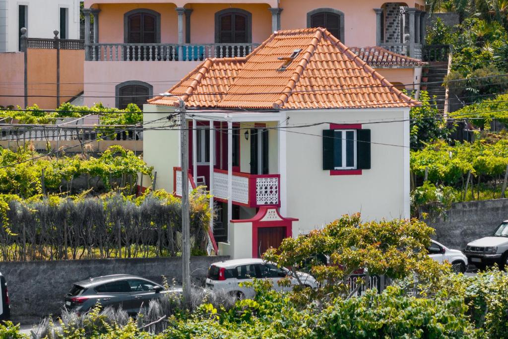 una piccola casa bianca con tetto rosso di Casa Jardim Celeste a Seixal