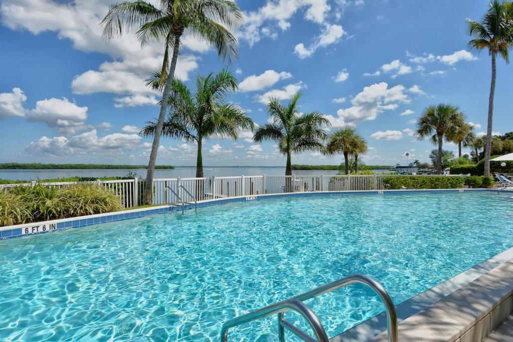 Hồ bơi trong/gần HVC 203 Spa Pool on Longboat Key