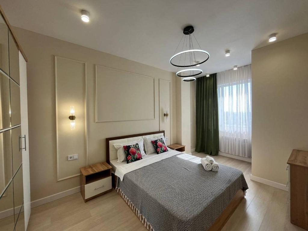 Postel nebo postele na pokoji v ubytování ЖК Ушконыр двухкомнатная стильная в центре 83