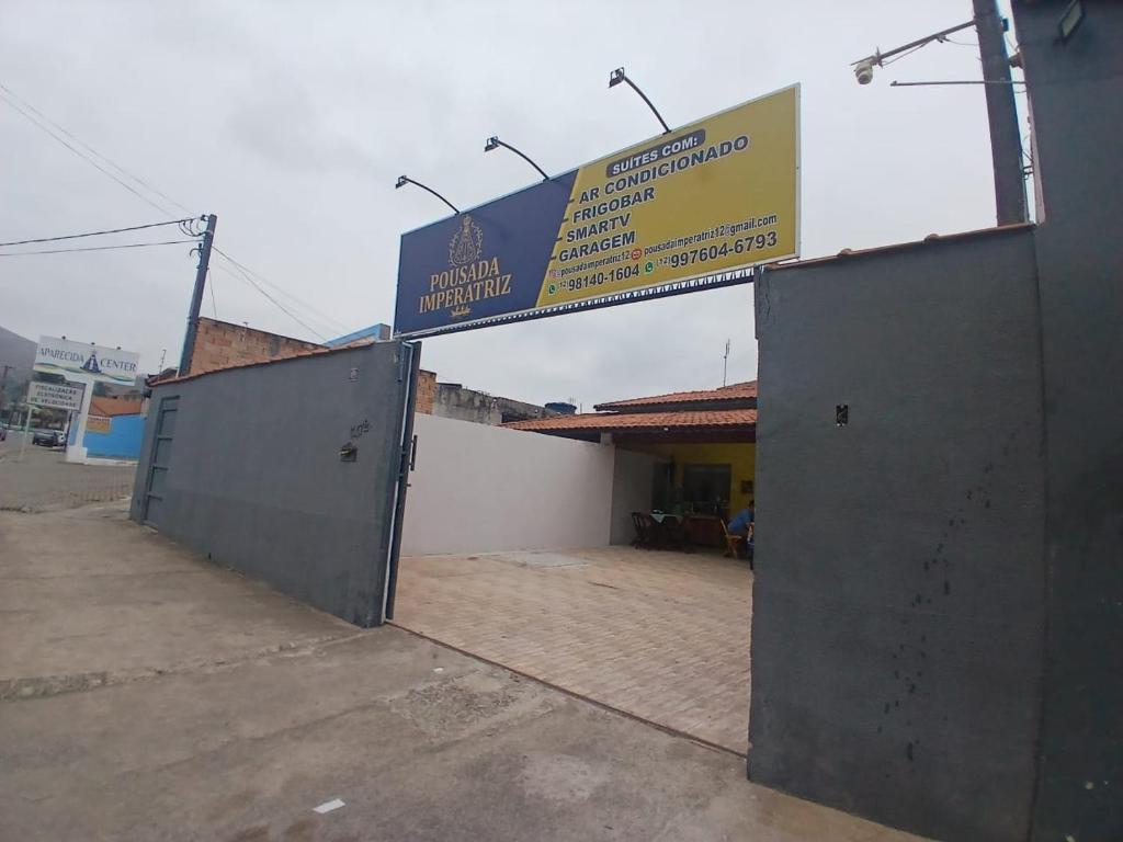 een bord aan de zijkant van een gebouw bij Pousada Imperatriz in Aparecida