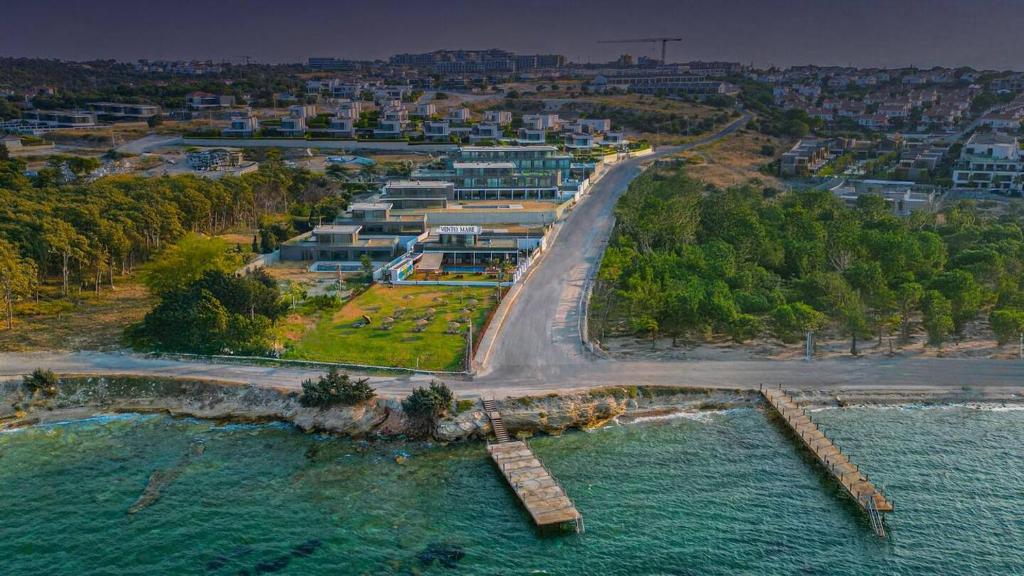 チェシメにあるLuxury Panoramic Sea View Penthouse with Private Poolのビーチにあるリゾートの航空写真