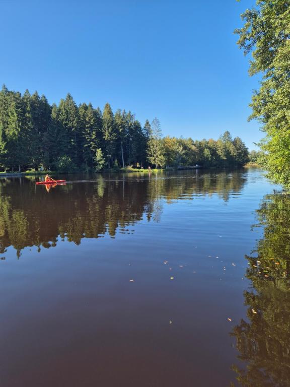 eine Person in einem Kajak auf einem See in der Unterkunft Charmanter Rückzugsort im DG in Lindenberg im Allgäu