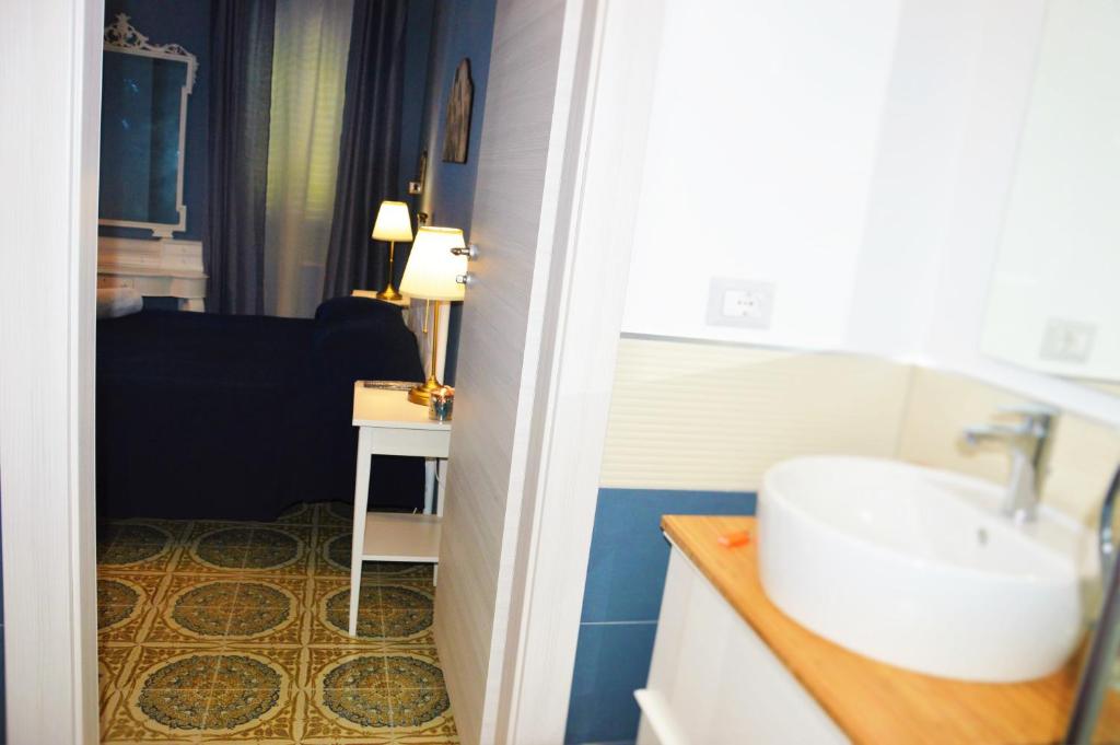 Habitación con baño con lavabo y espejo. en B&B A Due Passi Dal Mare, en Taormina