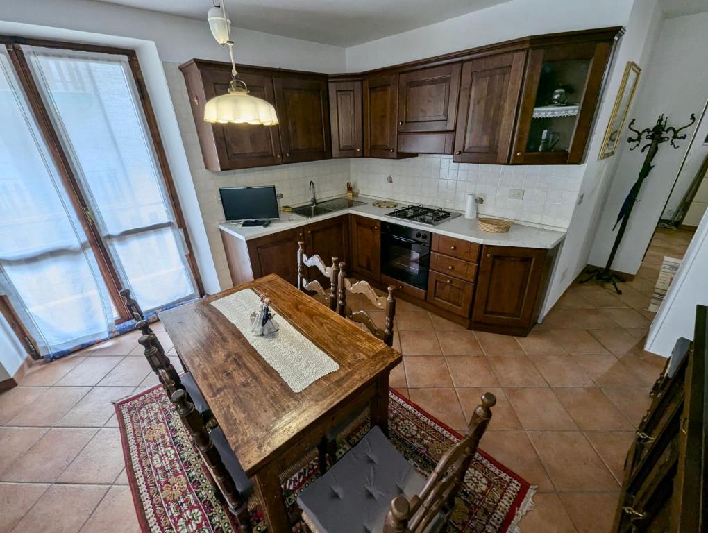 vista sul soffitto di una cucina con tavolo in legno di Piacevole alloggio di montagna per 4 persone a Limone Piemonte