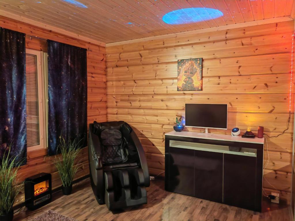 Habitación con escritorio con monitor y silla en Magic Room, en Savonlinna