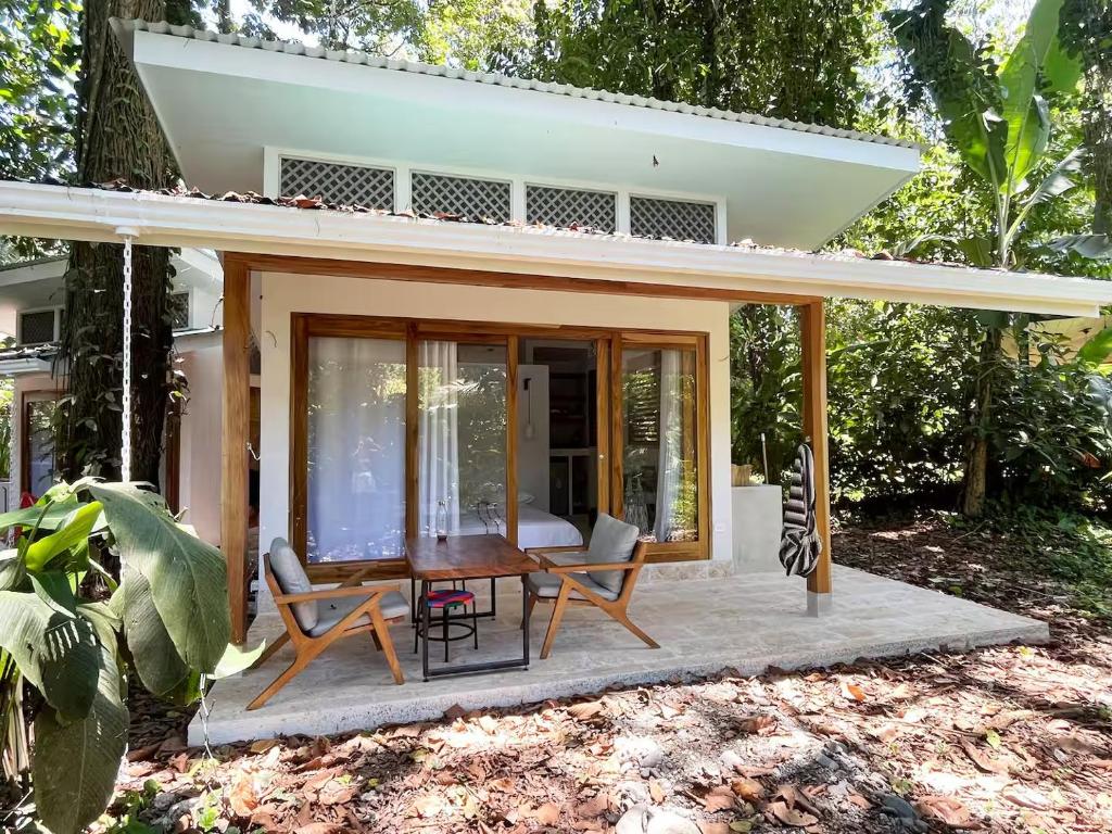 a small house with a table and chairs at Villa Guaitil in Punta Uva