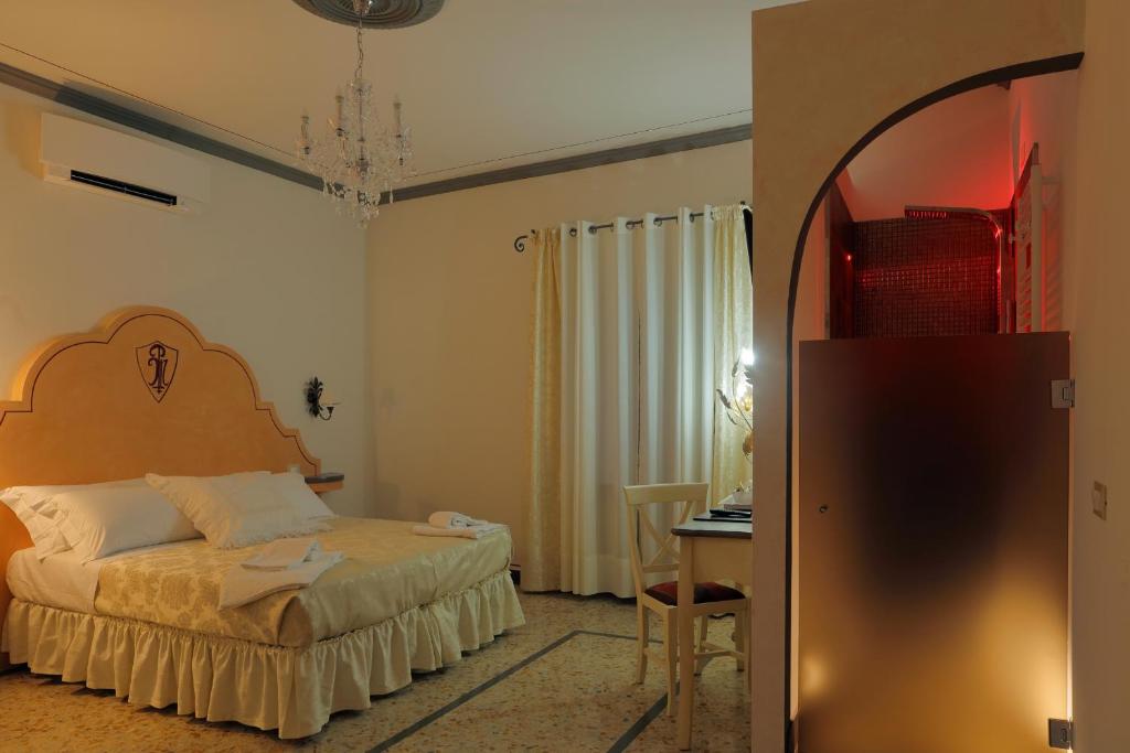 Posteľ alebo postele v izbe v ubytovaní Palazzo Mari suite & rooms b&b