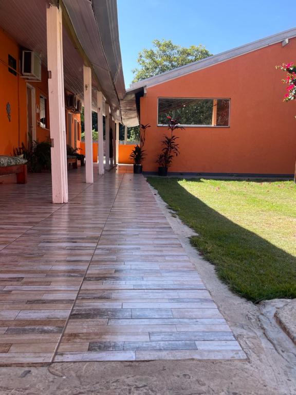 an empty walkway outside of a building at Quarto Privativo com Banheiro no Centro in Bonito