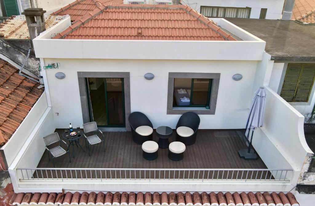 une vue aérienne d'un balcon avec des chaises et des tables dans l'établissement Sea and Sun 4 You - BeatMann, à Funchal