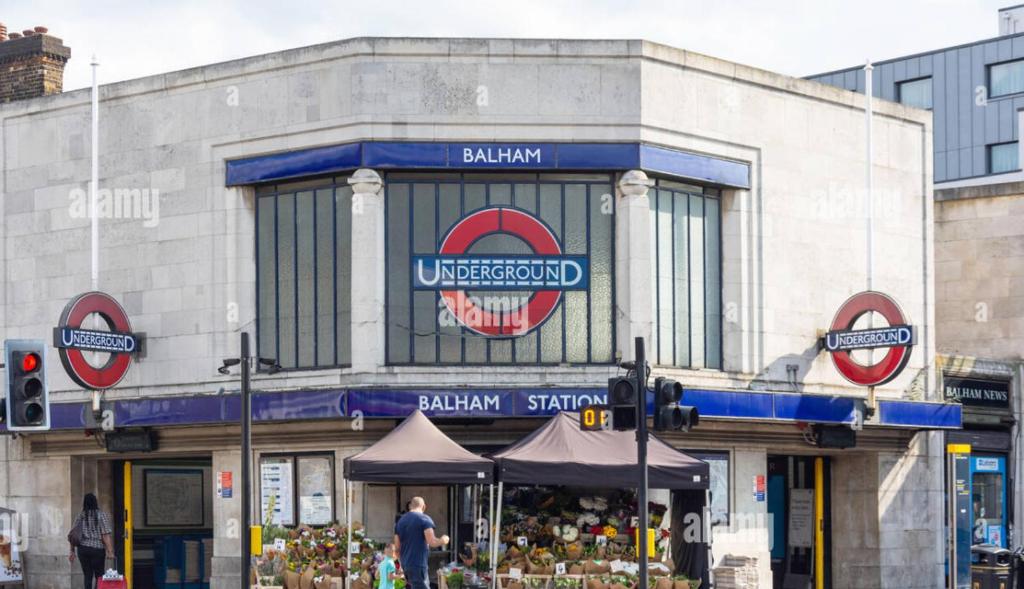 a store on the corner of a street at Los cochis in London
