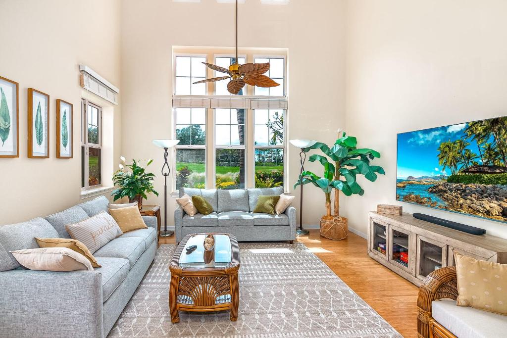 Μια τηλεόραση ή/και κέντρο ψυχαγωγίας στο 3 Bed Villa Views Beach Hot Tub Pools Golf