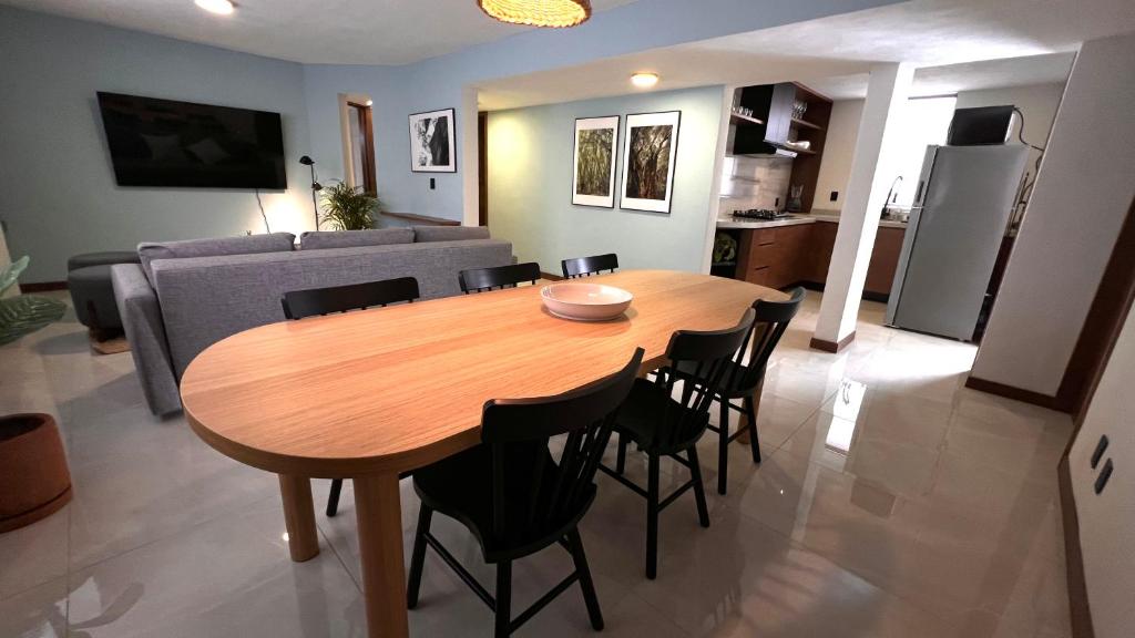 una cucina e una sala da pranzo con tavolo e sedie in legno di SantaRitaDepartment-Consulate-HospitalA a Guadalajara