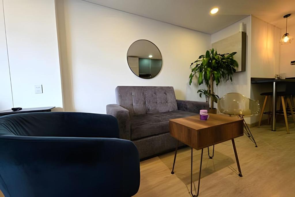 ボゴタにあるAH/Loft esencia Natural, Wifi, Coworking, Usaquénのソファと鏡のあるリビングルーム