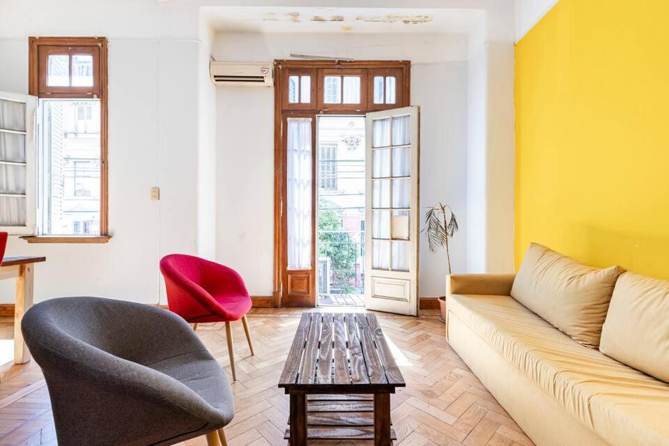 a living room with a couch and a chair and a table at Sentite en Casa in Buenos Aires