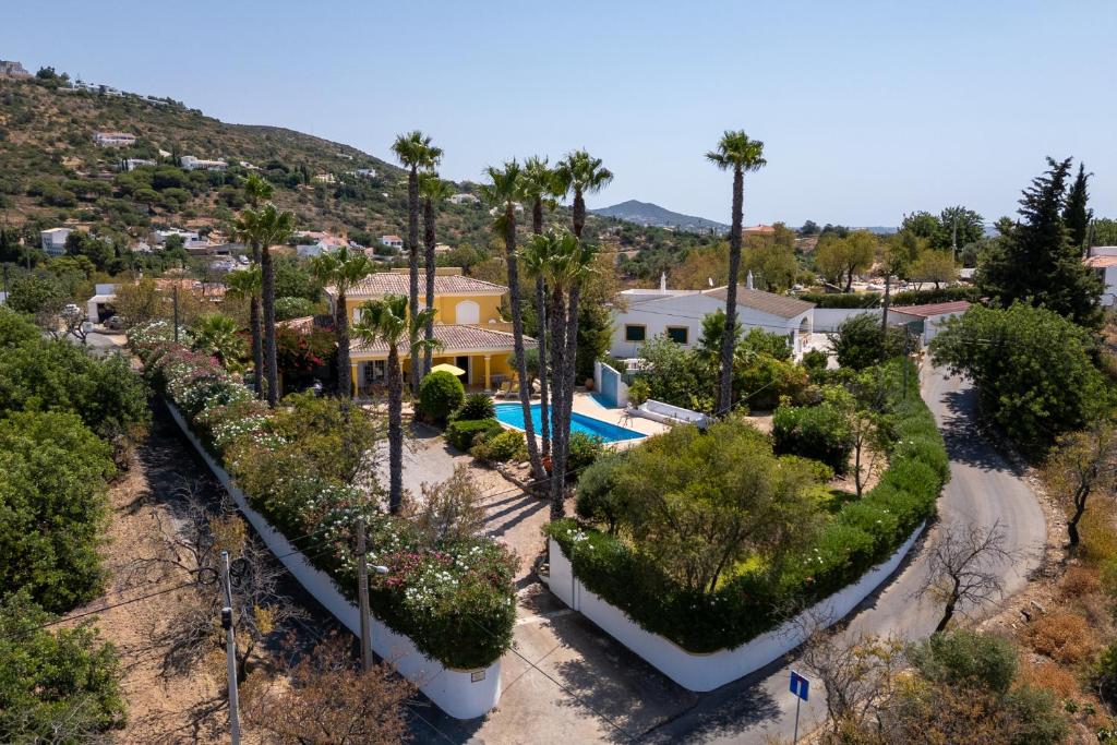 une vue aérienne d'un complexe avec piscine et palmiers dans l'établissement Villa Monte da Torre, à Loulé