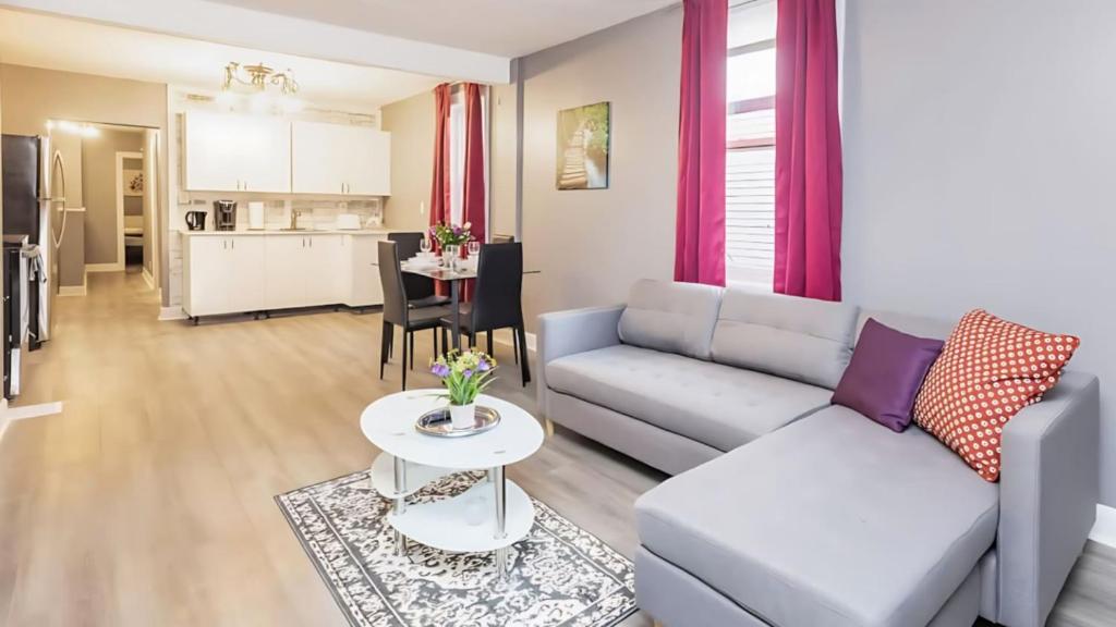 Dapur atau dapur kecil di Modern 3BR in Sandy Hill - Walk to Byward Market