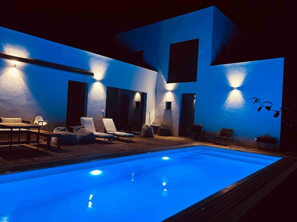 Villa Lozorno في لوزورنو: مسبح كبير في غرفة معيشة في الليل