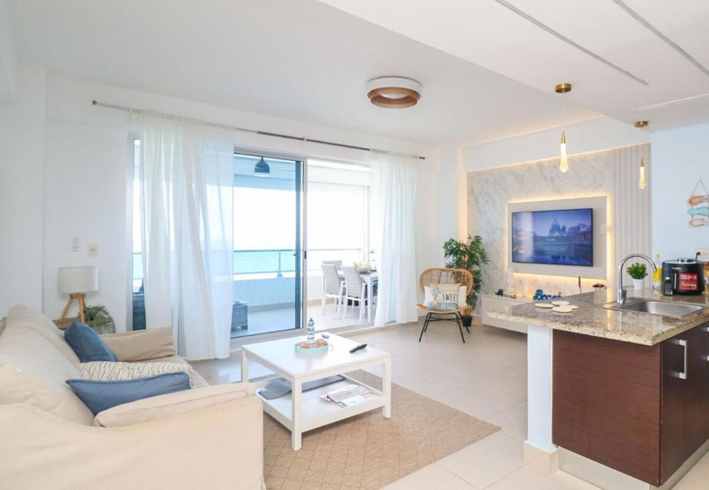 Una televisión o centro de entretenimiento en Juan Dolio on the beach Beautiful beachfront apt