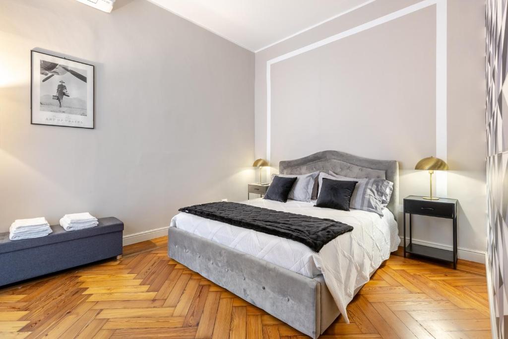 トリノにあるDomus San Carlo- Luxury apartment in Turin's heartのベッドルーム1室(大型ベッド1台付)