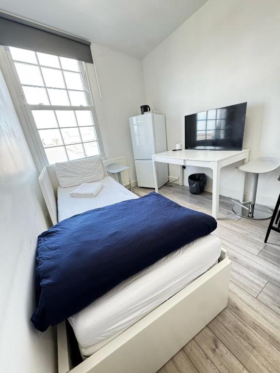 Μια τηλεόραση ή/και κέντρο ψυχαγωγίας στο Family room in Zone 2