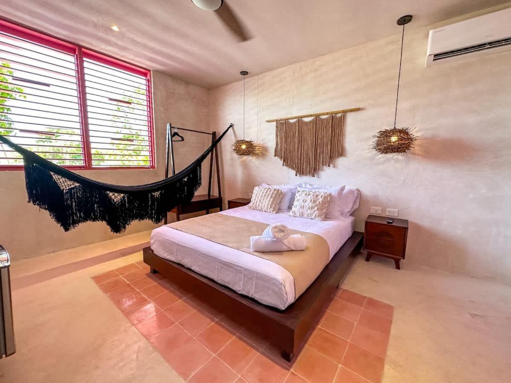 - une chambre avec un lit et un hamac dans l'établissement Downtown Serenity Room 7, à Mérida