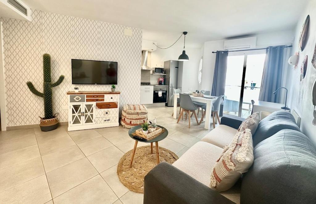 Candy Pop - AC, High speed internet ,Desk with natural light, Pool and two Terraces