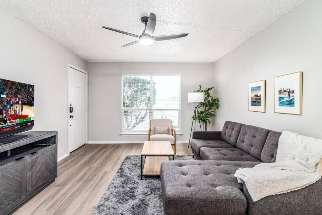 salon z kanapą i telewizorem w obiekcie Stylish 1BR Corporate Suite - Austin w mieście Austin