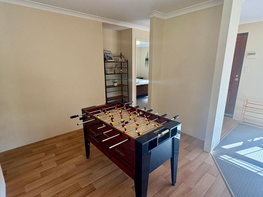 un tavolo da gioco con una scacchiera in una stanza di Holiday Retreat on Lorikeet a Broadwater