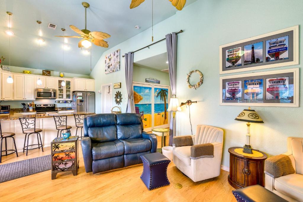 Kuchyň nebo kuchyňský kout v ubytování Ocean Views and Walk to Shore Crystal Beach Home!