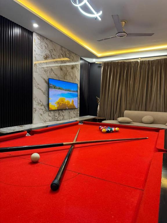 Cette chambre dispose d'une télévision et d'un billard rouge. dans l'établissement Stoners zone, à Lahore