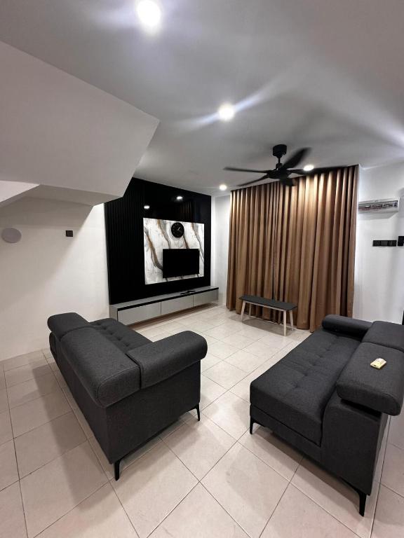 TV a/nebo společenská místnost v ubytování Teratak MakTeh