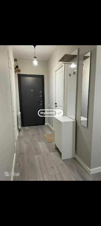 une salle de bain avec un comptoir blanc et un miroir dans l'établissement komuna looksi, à Kakhaberi