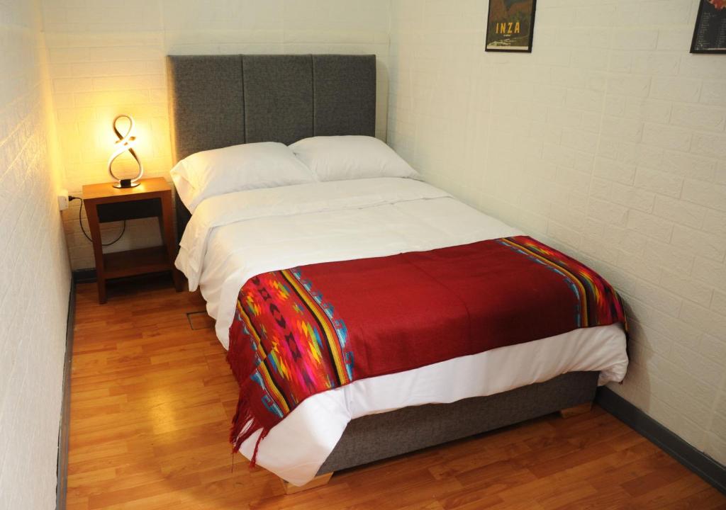 Cette chambre comprend un grand lit et du parquet. dans l'établissement Casa Loma, à Montebello