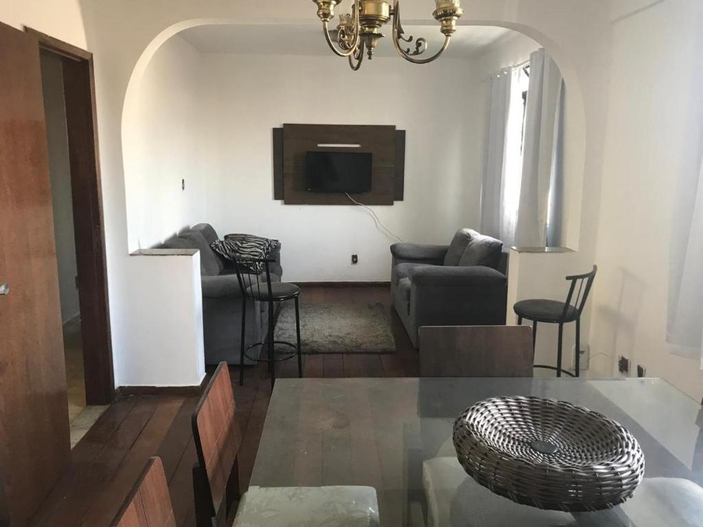 ゴベルナドール・バラダレスにあるApartamento Completo e espaçosoのソファとテレビのあるリビングルーム