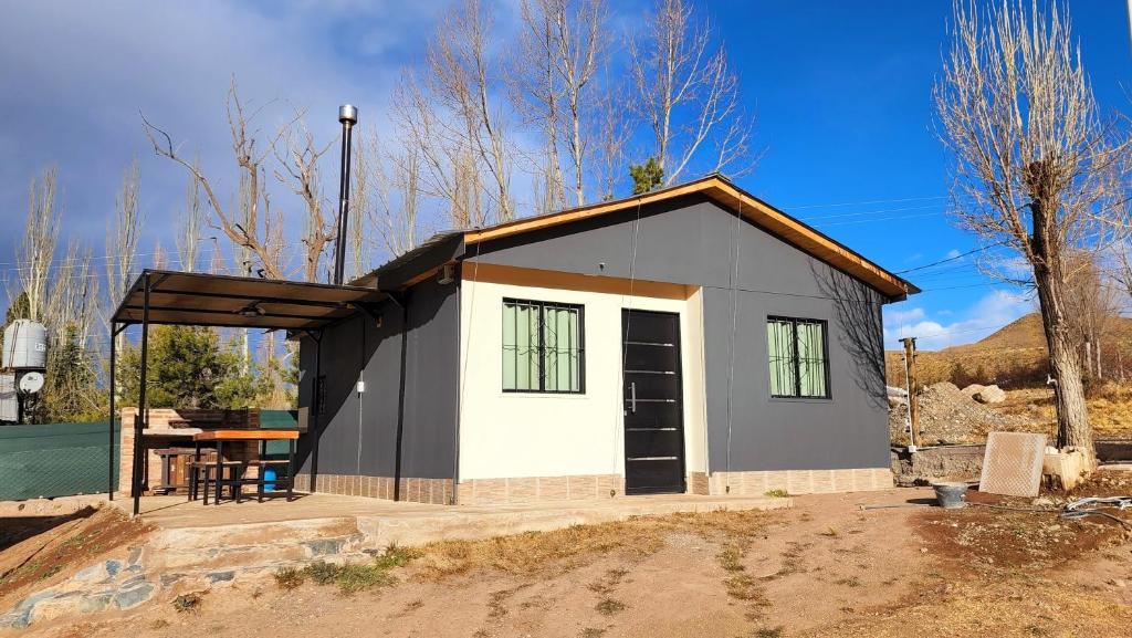 a small shed with a table in front of it at Cabañas Pie del Plata in Mendoza
