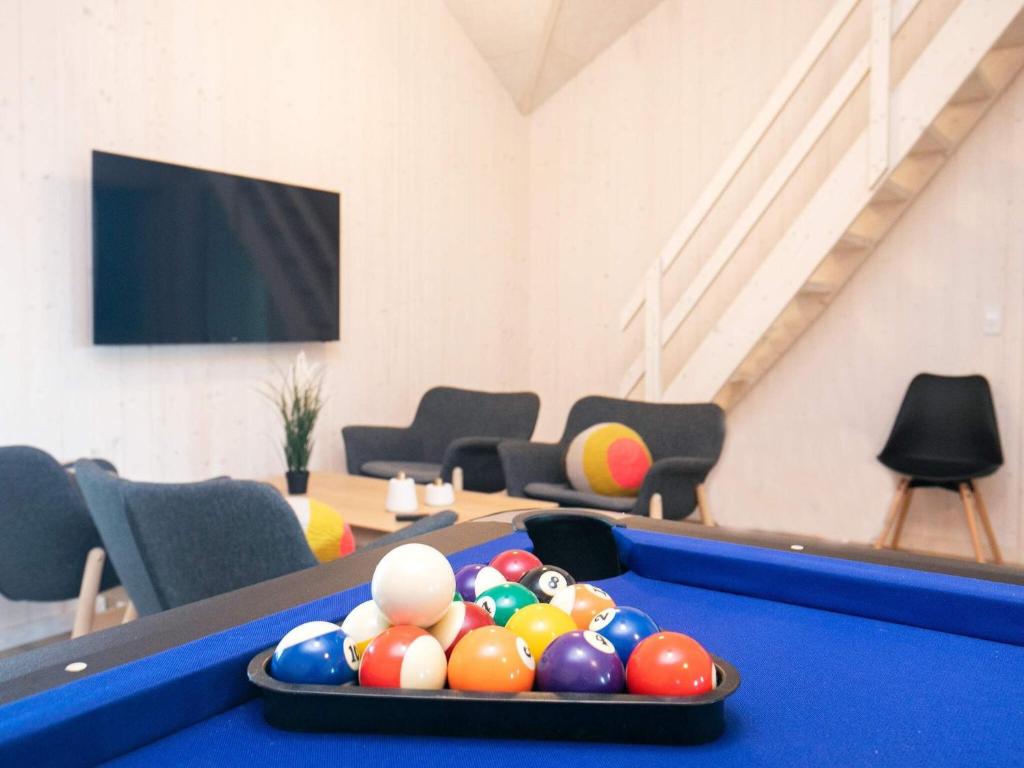una stanza con tavolo da biliardo con palle di 5 star holiday home in Jerup a Bratten Strand