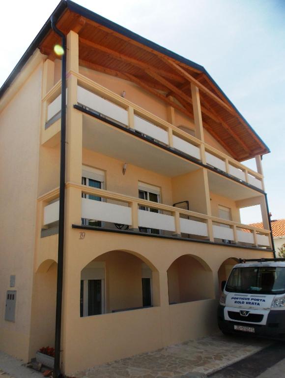 Budova, v ktorej sa apartmán nachádza