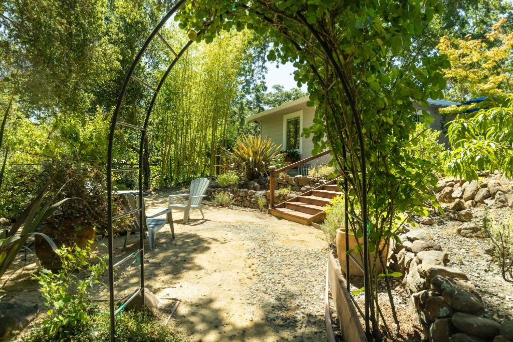 un giardino con pergolato, tavolo e sedie di Bay Area Garden Retreat a Rheem