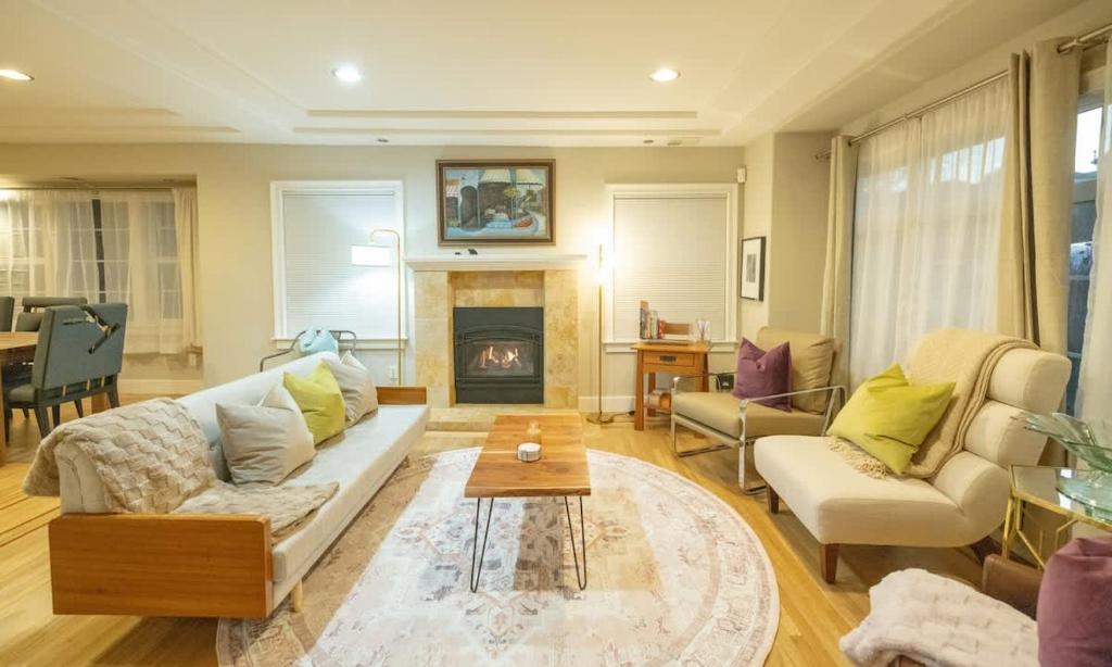 O zonă de relaxare la Luxury Glenview Retreat with Stunning Amenities