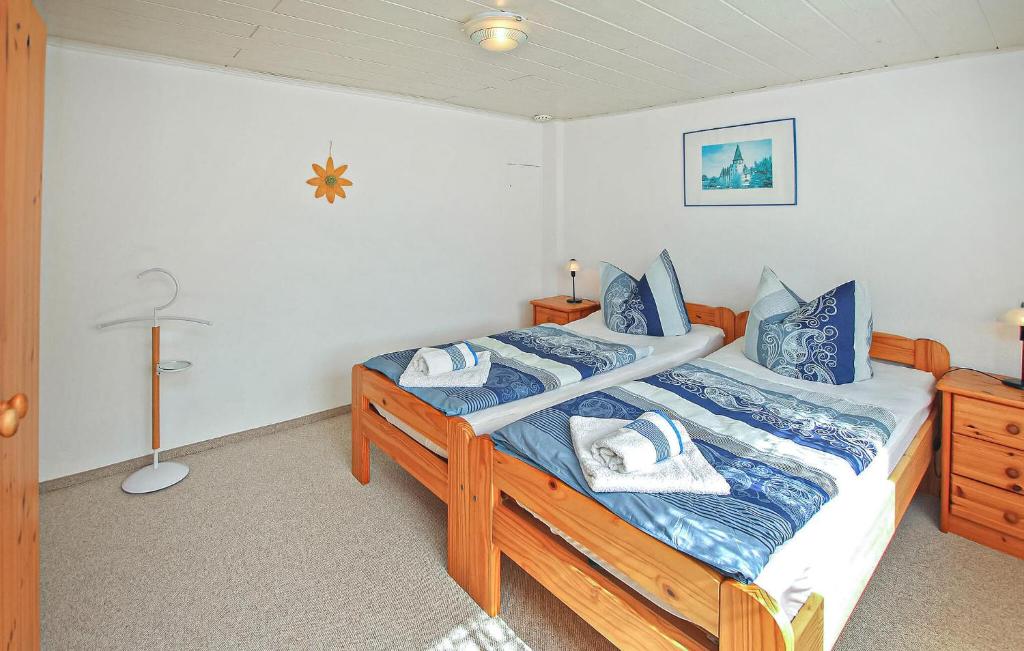 une chambre avec un lit avec des draps bleus et blancs dans l'établissement Ferienhaus Waren Müritz, à Warenshof