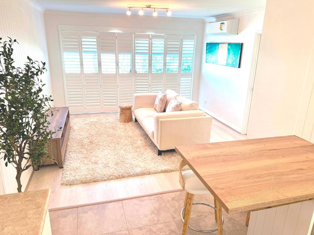 Ruang duduk di WaVes - couples retreat near the ocean