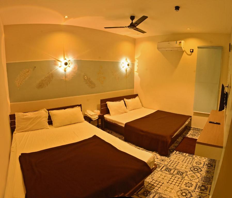 马哈巴利普拉姆MK Beach day的酒店客房配有两张床和吊扇。