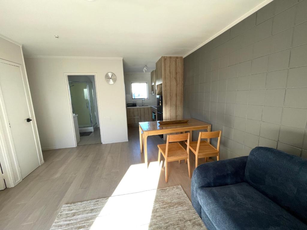 Sunny Tidy Corner in Ellerslie - Resim 16