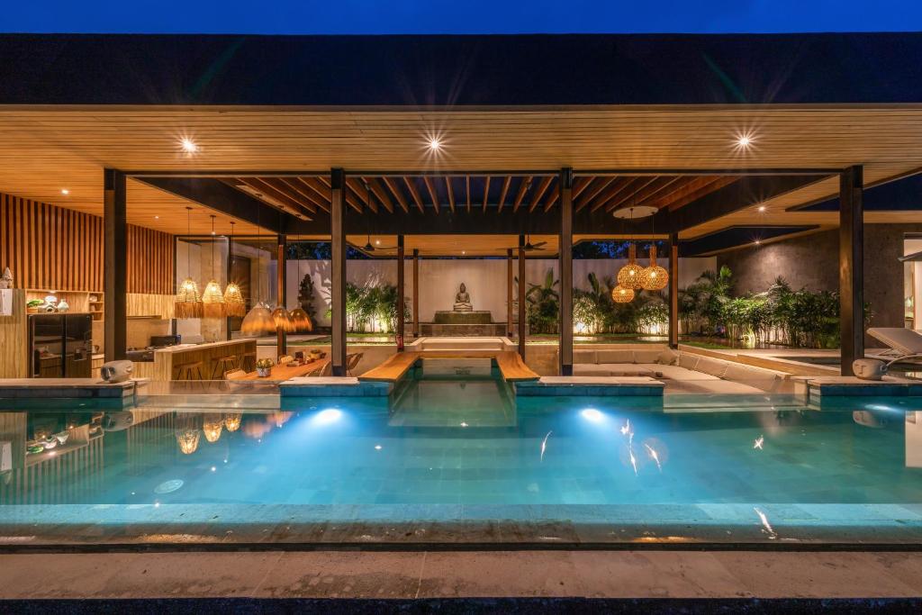 - une piscine dans une maison la nuit dans l'établissement Villa Surga - Heavenly 4BR Private Pool Retreat in Ubud, à Ubud