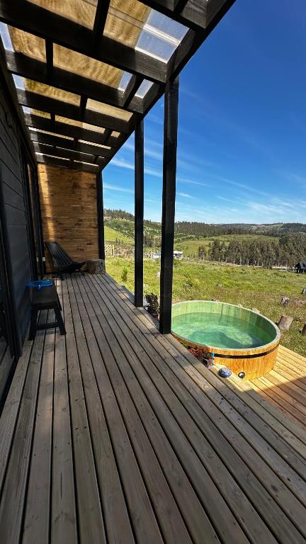 LicancheoThenca Lodge - increíble vista panorámica y hottub privado的房屋内带游泳池的木甲板