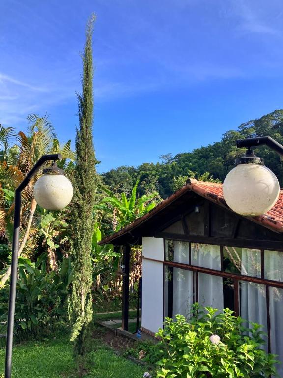 a house with two lights in front of it at Recanto das Águas Claras in São José do Rio Prêto