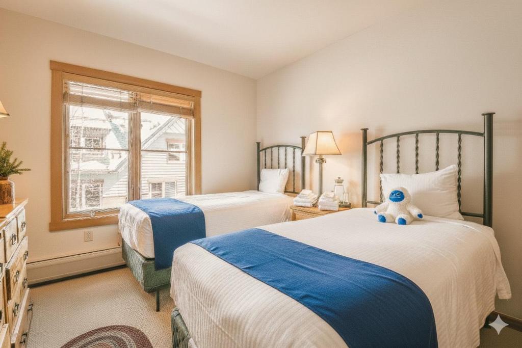 Ένα ή περισσότερα κρεβάτια σε δωμάτιο στο Black Bear 8052 by SummitCove Lodging