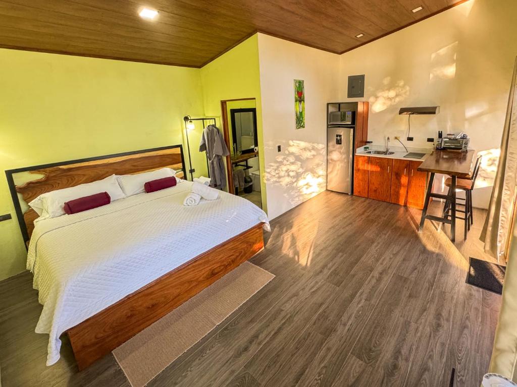 une chambre avec un lit et un bureau et une cuisine dans l'établissement Monte Green Villa Romántica con jacuzzi, à Monteverde Costa Rica