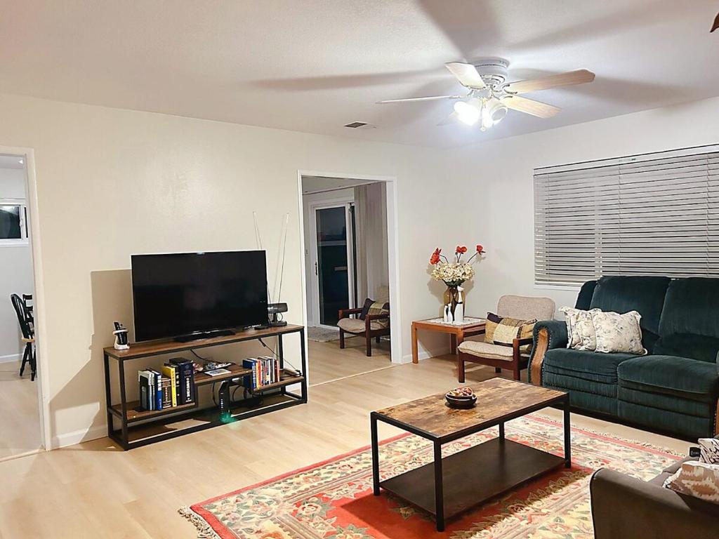 Una sala de estar con un sofá y un televisor de pantalla plana. en Tranquil Fremont Getaway - Comfortable 3BR 2BA Home, en Fremont