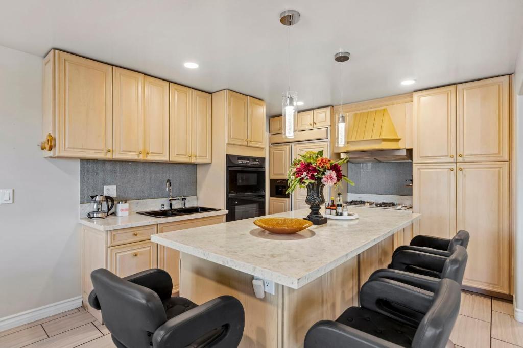 Η κουζίνα ή μικρή κουζίνα στο Bonita Home 4 Room- Local VIBE just 12 min to The Strip and Fremont